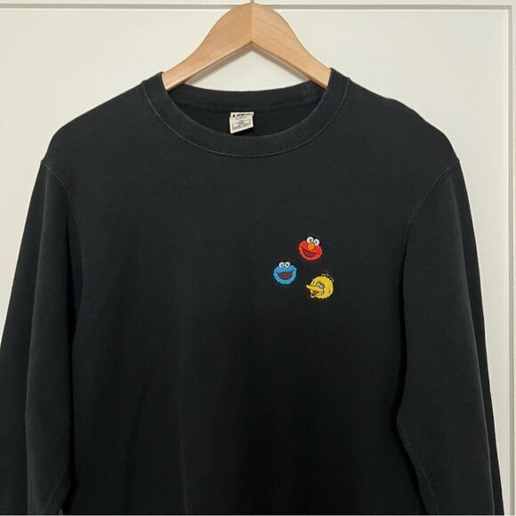 Kaws x Uniqlo Sesame Street Sweatshirt Unisex Size XS Black Embroidered Crewneck - Picture 2 of 13